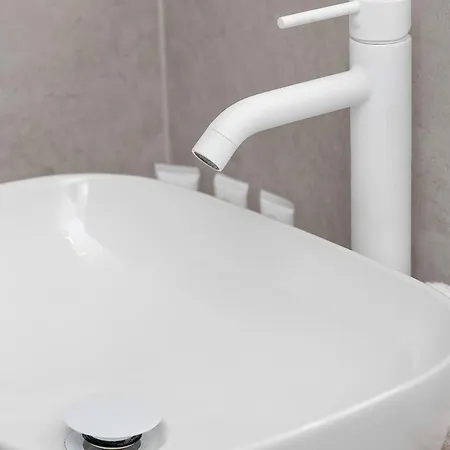 Exceptional 2 Bedroom In By Renters